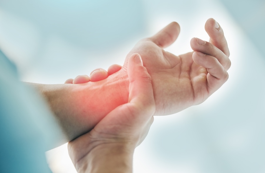 woman with arthritis and how it can affect her dental health routine